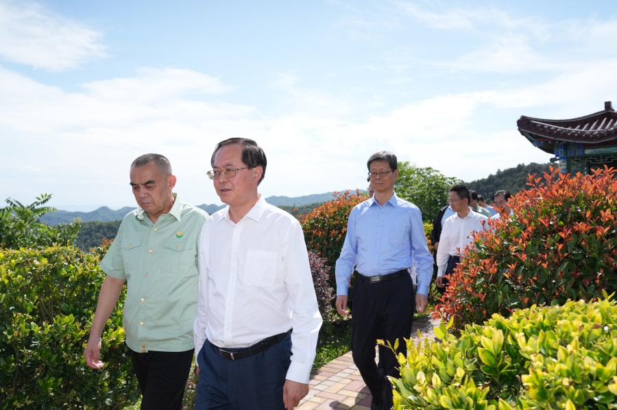 2024.06.23全國(guó)政協(xié)常委、人口資源環(huán)境委員會(huì)主任車俊蒞臨金徽股份視察.jpg