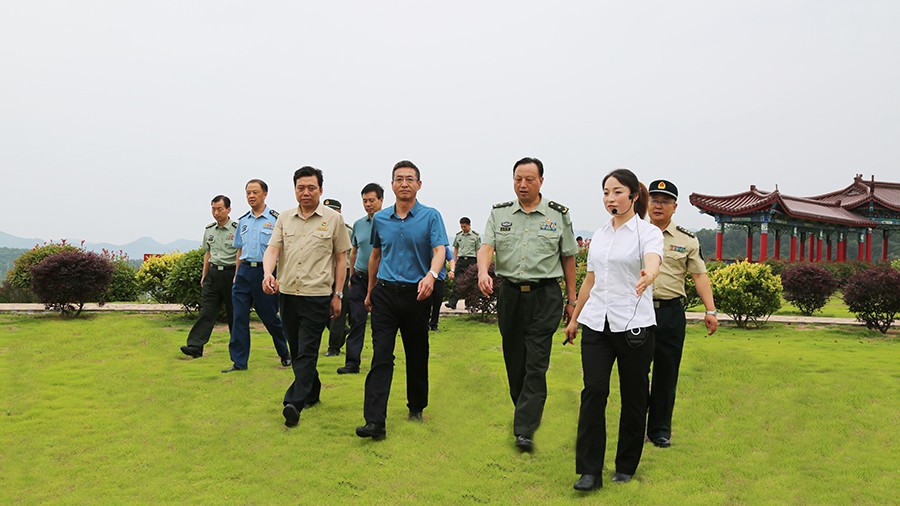 17-2020年7月，省委常委、省軍區(qū)司令員王文清蒞臨金徽股份調(diào)研企業(yè)編兵和綠色礦山建設(shè)工作是表示：金徽股份將民兵作為企業(yè)應(yīng)急救援力量的一員，充分發(fā)揮了民兵作用，立起了在企業(yè)編兵的標(biāo)桿。.jpg