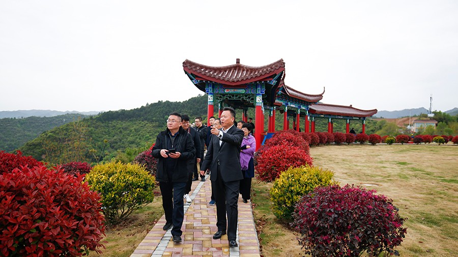47-2020年4月，新華社甘肅分社社長(zhǎng)任衛(wèi)東蒞臨金徽股份調(diào)研金融服務(wù)實(shí)體經(jīng)濟(jì)及疫后企業(yè)復(fù)工情況。.jpg