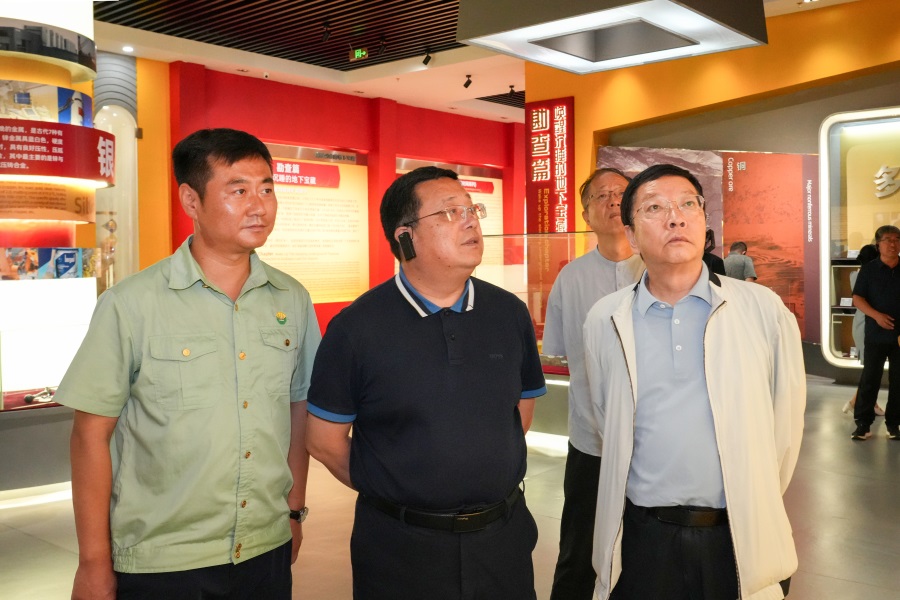 2024.06.23全國(guó)政協(xié)委員、 陜西省政協(xié)副主席、民建陜西省委會(huì)主委李忠民蒞臨金徽股份調(diào)研.jpg