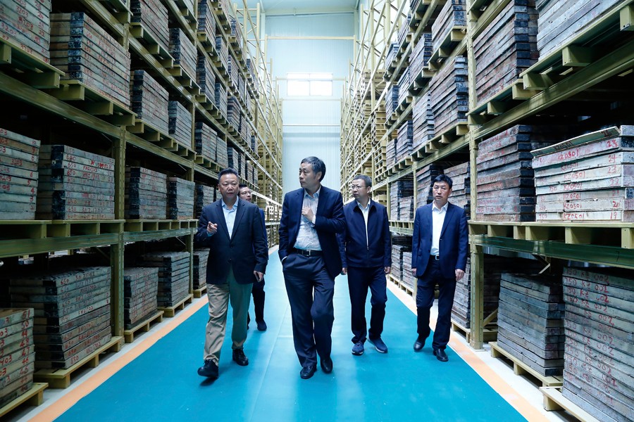 55-2019年4月，全國(guó)綠色礦山建設(shè)標(biāo)準(zhǔn)解讀與經(jīng)驗(yàn)交流研討會(huì)——綠色礦業(yè)發(fā)展萬里行（隴南站）活動(dòng)在金徽股份舉辦。中國(guó)礦業(yè)聯(lián)合會(huì)黨委書記、會(huì)長(zhǎng)彭齊鳴出席主持會(huì)議，并就金徽股份的綠色礦山建設(shè)情況進(jìn)行調(diào)研。.jpg